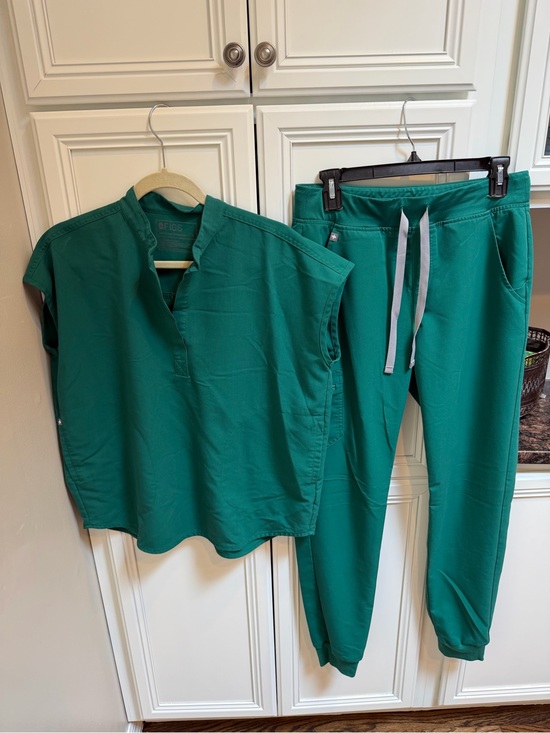 Figs Pants - FIGS Women's Hunter Green Scrub Top & Jogger Pants Set